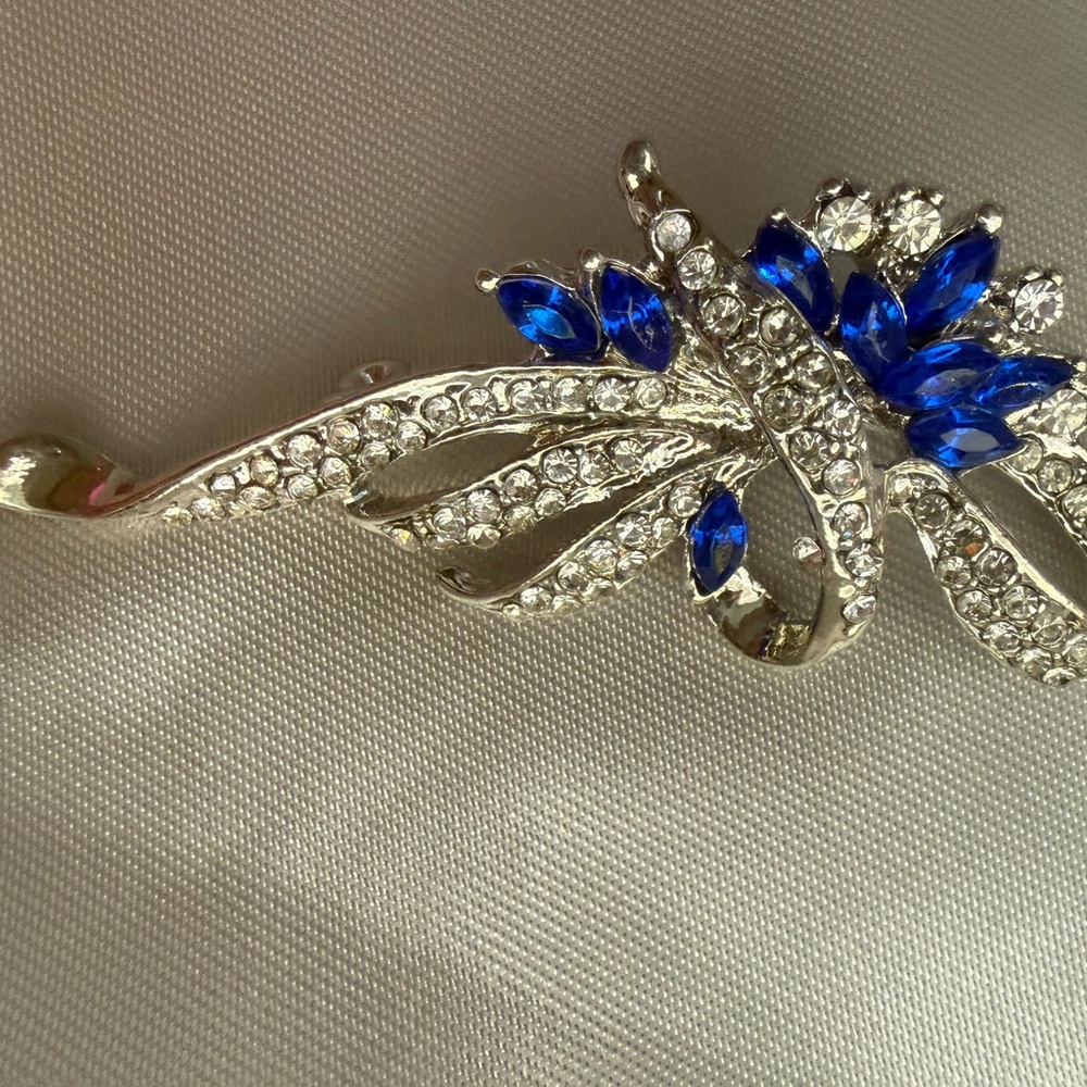 Sparkling Set of Three Crystal Brooches/Pins - Picture 4 of 7